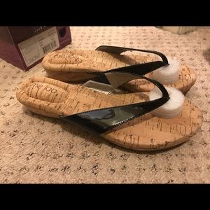 NIB Black & Tan Wedge Flip Flops Sandals sz 9